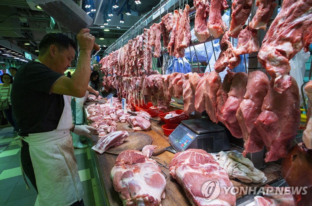 중국 전역을 강타한 아프리카돼지열병 때문에 돼지고기 공급이 차질을 빚고 있다.[EPA=연합뉴스 자료사진]