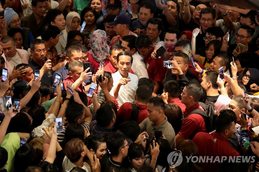 2019년 4월 20일 조코 위도도 인도네시아 대통령이 자카르타 도심 쇼핑몰에서 지지자들에게 둘러싸여 있다. [EPA=연합뉴스 자료사진]
