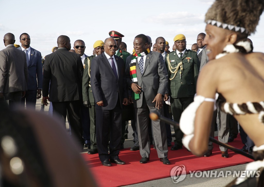 존 마구풀리 탄자니아 대통령(중앙 왼쪽)[EPA=연합뉴스 자료사진]