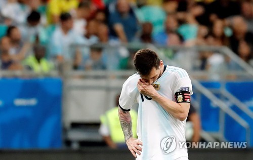 고개숙인 아르헨티나 축구대표팀의 주장 리오넬 메시