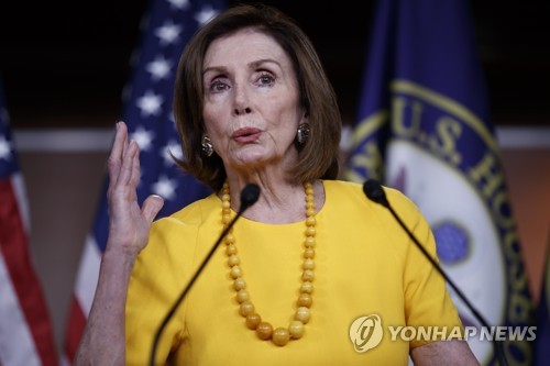 기자회견하는 낸시 펠로시 미국 하원의장