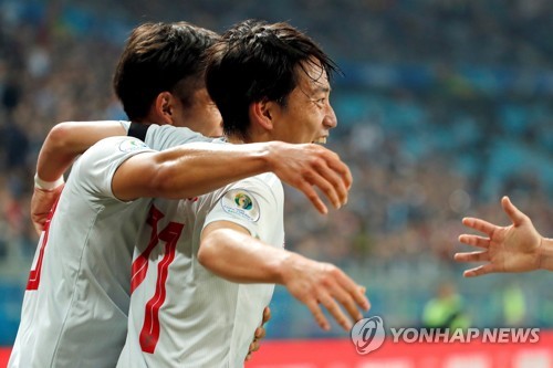 골 세리머니를 펼치는 일본 축구대표팀 미요시 고지(오른쪽)
