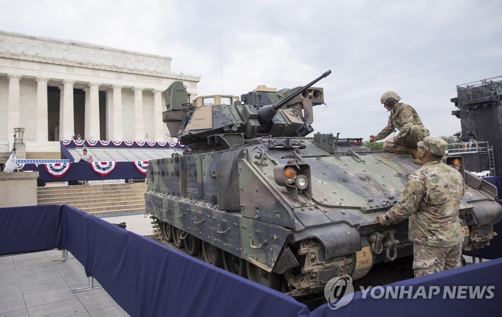미 독립기념일 행사에 등장한 브래들리 전투 장갑차(BFV)