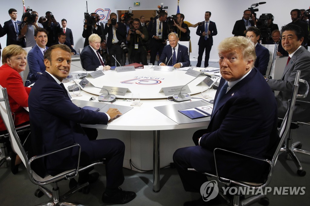 G7 정상회의 실무회의장에 둘러앉은 정상들