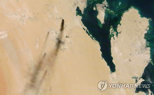 드론 공격으로 화재가 난 사우디 석유 시설에서 치솟는 연기가 포착된 위성 사진