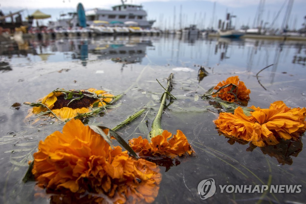 컨셉션호 희생자를 기리는 꽃이 바닷물에 떠 있다