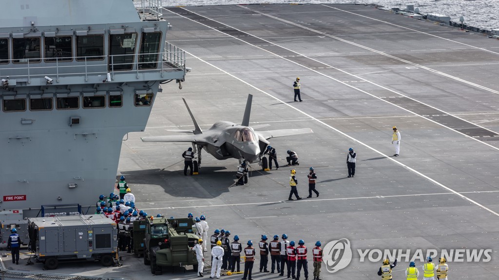 USA BRITAIN FIRST JETS LAND ONBOARD HMS QUEEN ELIZABETH