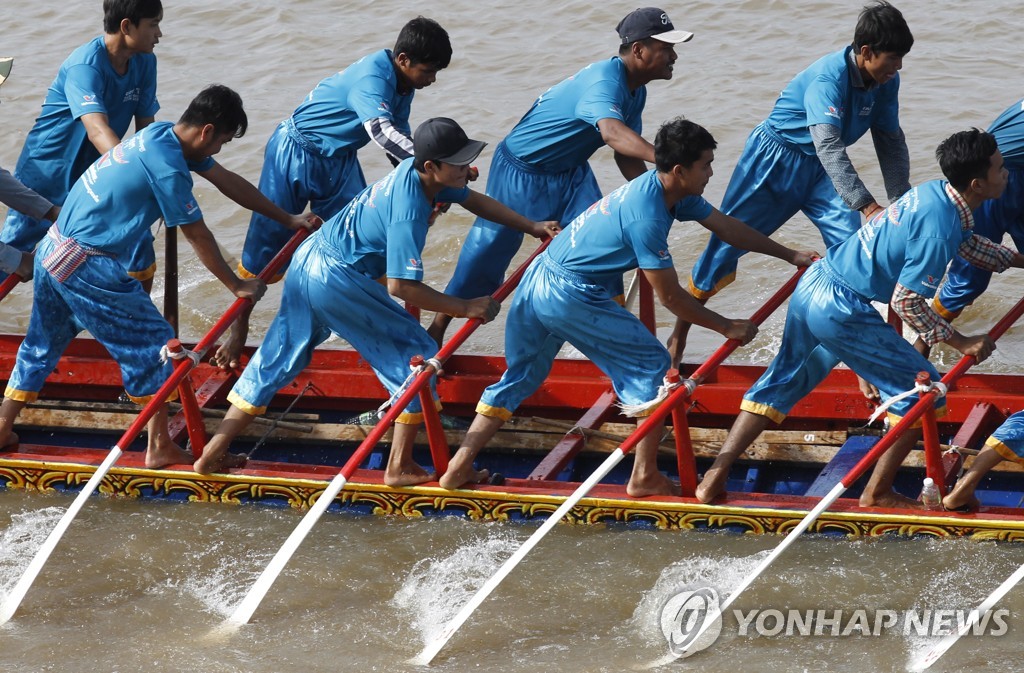 CAMBODIA WATER FESTIVAL BOAT RACING