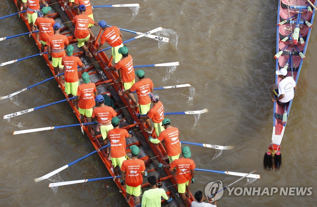 CAMBODIA WATER FESTIVAL BOAT RACING