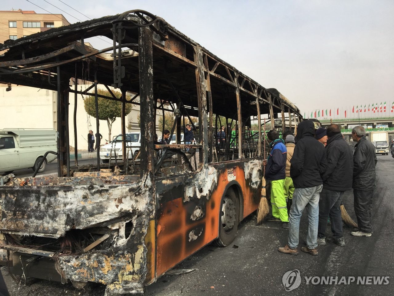 이란 유가 인상 항의 시위로 불탄 버스