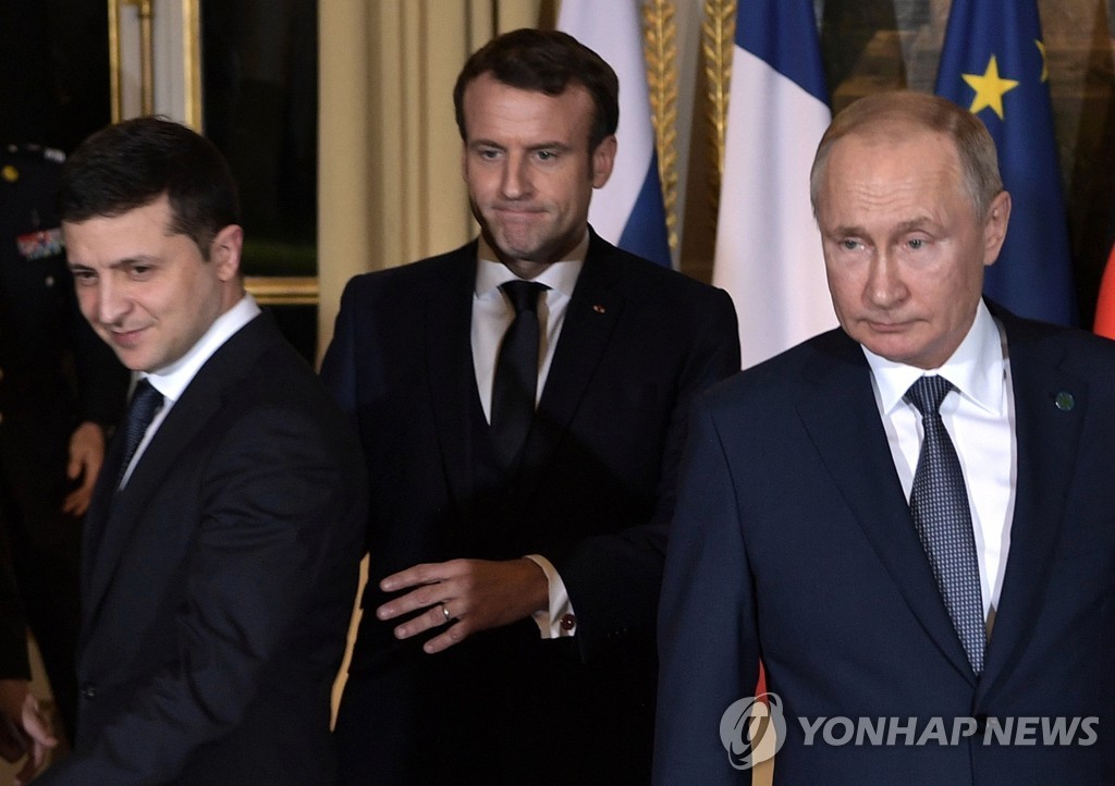 9일 파리 엘리제궁에서 만난 볼로디미르 젤렌스키 우크라이나 대통령(왼쪽), 에마뉘엘 마크롱 프랑스 대통령(가운데), 블라디미르 푸틴 러시아 대통령(오른쪽) [EPA=연합뉴스]