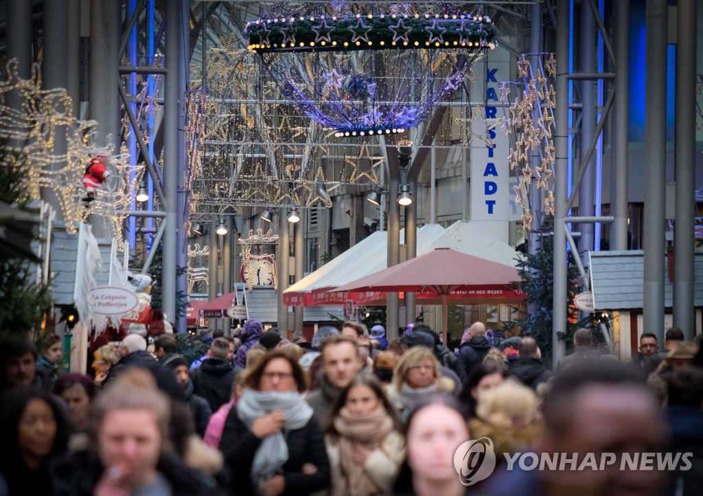 2019년 12월 23일 독일 브레멘의 로이드 쇼핑몰 내를 걷는 현지 주민들. [EPA=연합뉴스자료사진]