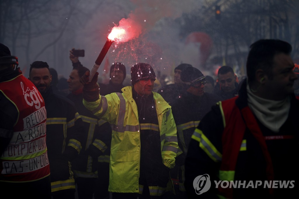 FRANCE FIREFIGHTER PENSION REFORM PROTEST