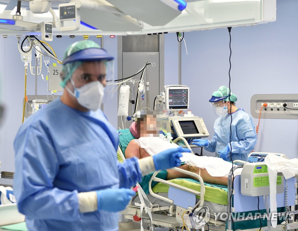  27일 이탈리아 토리노의 한 병원 중환자실에서 코로나19 환자를 치료하는 의료진