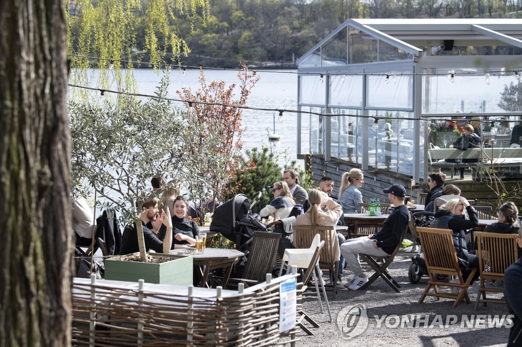 지난 26일 스웨덴 수도 스톡홀름의 한 야외 식당에 사람들이 앉아 있다. [ EPA/Jessica Gow=연합뉴스]