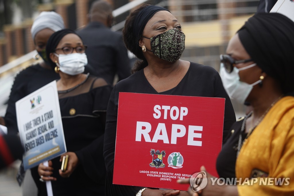 지난 6월 나이지리아 라고스에서 정부 당국자들이 강간에 항의하고 가해자에 대한 강력한 처벌을 촉구하는 시위를 벌이고 있다.