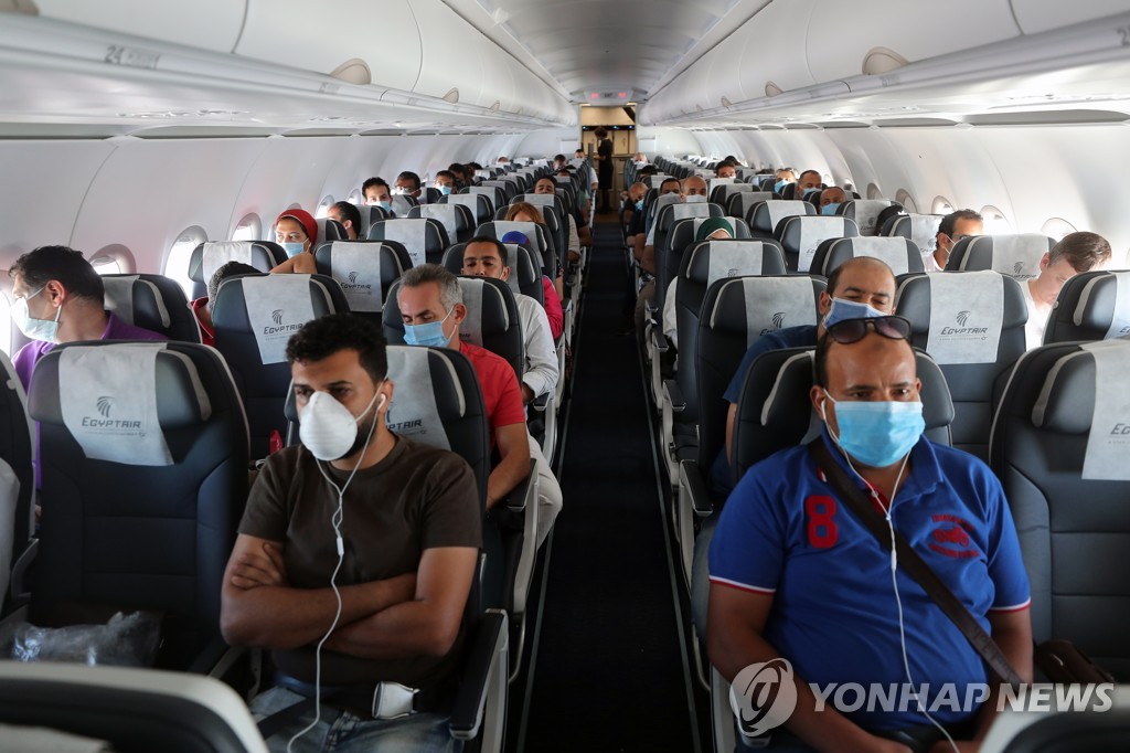비행기 탑승객들이 마스크를 착용하고 있는 모습.[EPA=연합뉴스 자료사진]