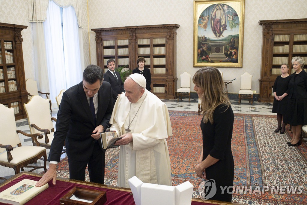 페드로 산체스 스페인 총리와 프란치스코 교황이 24일 바티칸에서 만나 대화하고 있다. 오른쪽은 산체스 총리의 부인인 마리아 베고나 고메즈 페르난데즈 여사. [EPA·교황청제공=연합뉴스. 재판매 금지] 