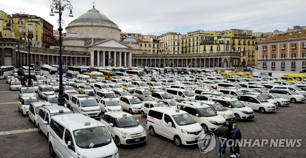 코로나19 규제 조치 항의하는 이탈리아 영업 차량 기사들