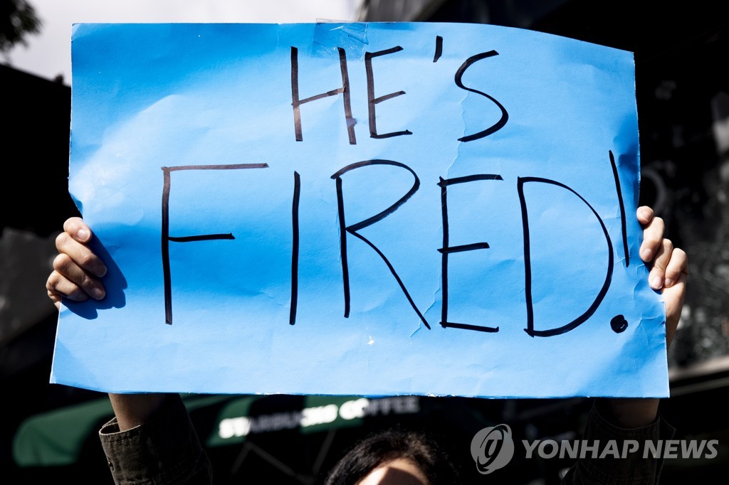 7일 '그는 해고' 피켓 들고 나온 캘리포니아 주민
