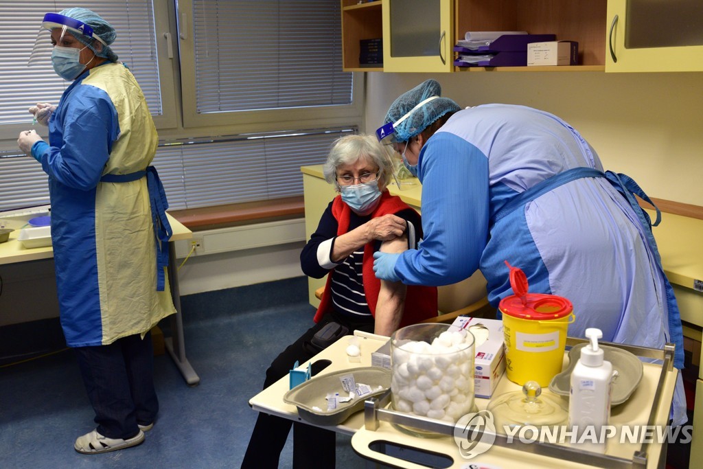 슬로베니아에서 한 시민이 코로나19 백신을 맞고 있다.