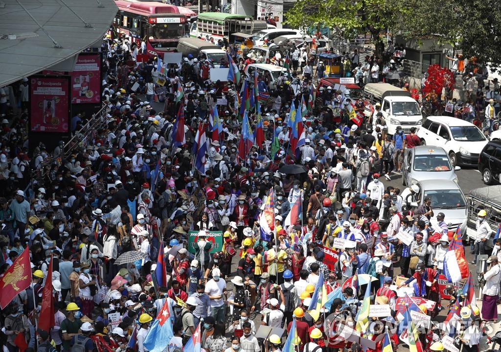 쿠데타에 반대하는 미얀마 시민들의 시위[EPA=연합뉴스 자료사진]
