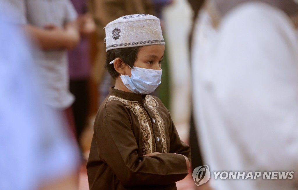 기도하는 소년 무슬림