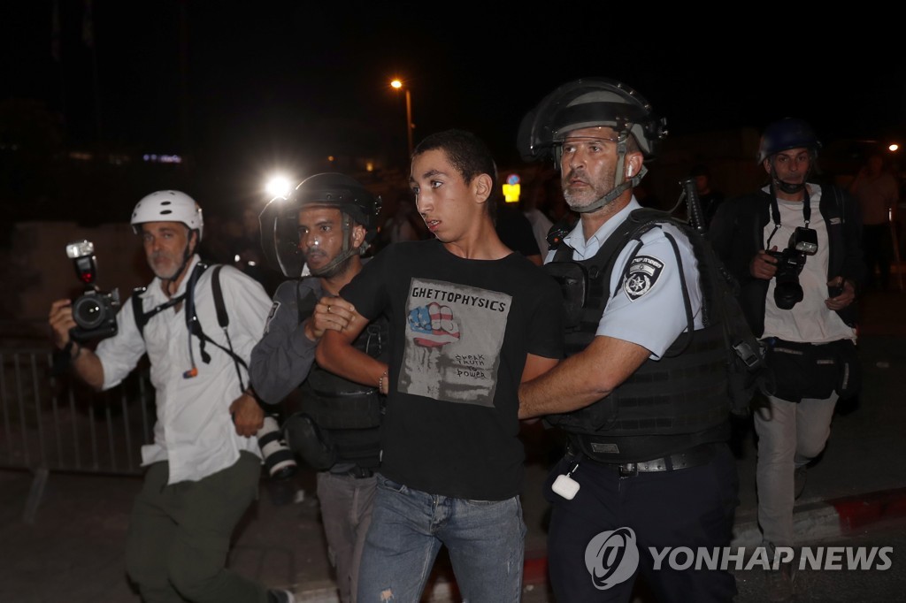 팔레스타인 시위대를 체포하는 이스라엘 경찰 [EPA=연합뉴스]