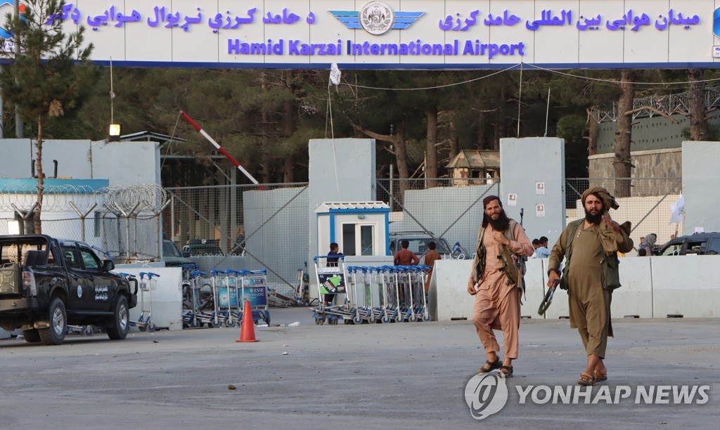 28일(현지시간) 탈레반 대원들이 아프가니스탄 카불 하미드 카르자이 국제공항 주변을 순찰하고 있다. [EPA=연합뉴스]