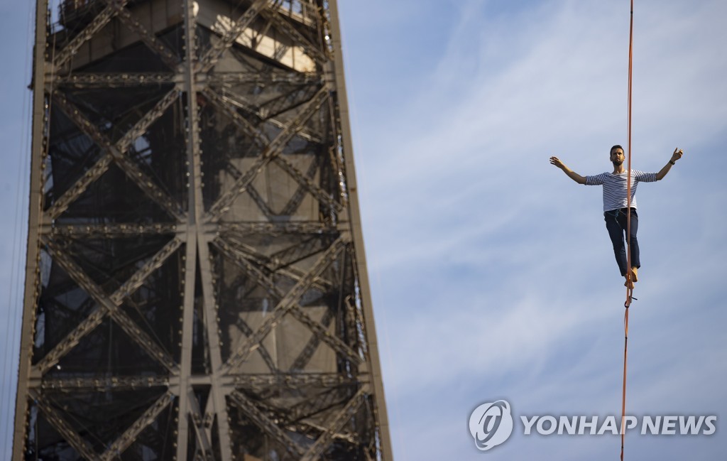 FRANCE EIFFEL TOWER SLACKLINE CROSSING