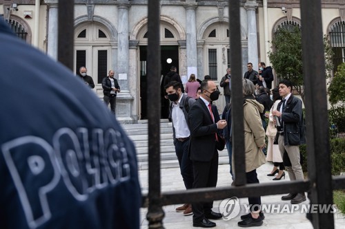 이주민 구호 활동가 재판이 열린 그리스 레스보스섬 법정