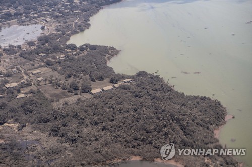 '해저화산 폭발' 후 재로 뒤덮인 통가 해변
