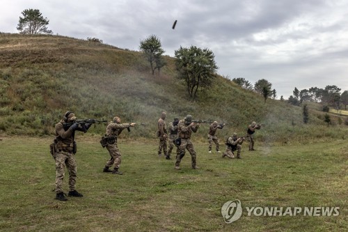 훈련하는 우크라이나 군인들
