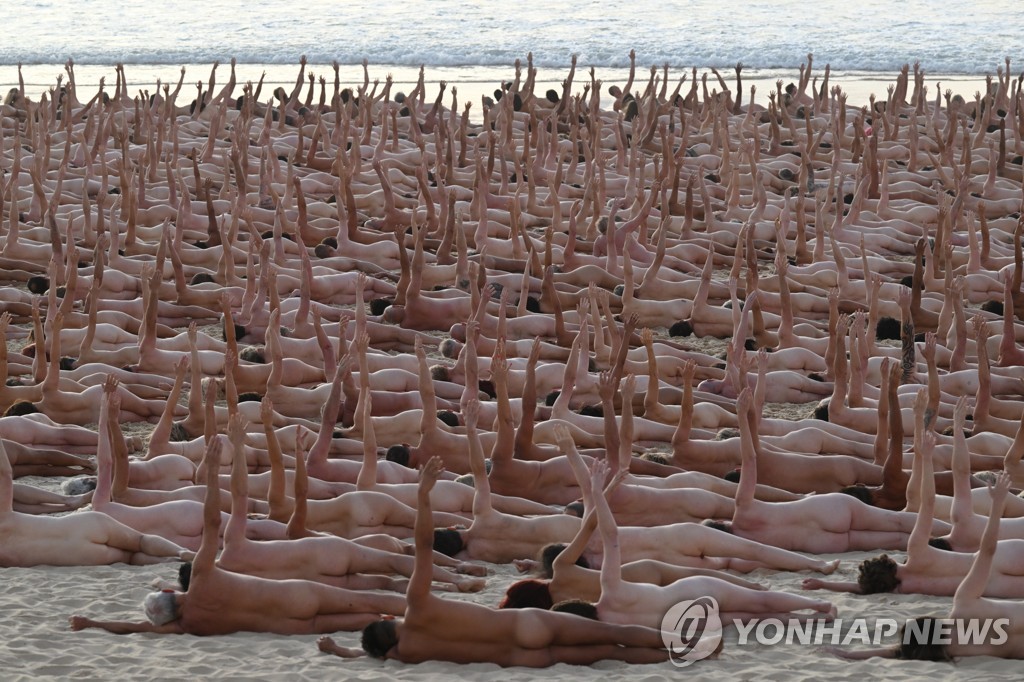 AUSTRALIA SPENCER TUNICK NUDE BEACH INSTALLATION SYDNEY