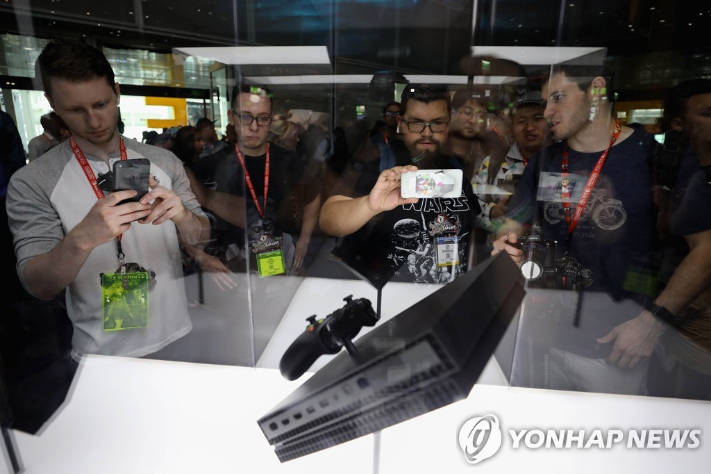 세계 최대 게임쇼 'E3'에서 'X박스 원 X' 콘솔을 보고 있는 사람들 [AFP=연합뉴스 자료사진]