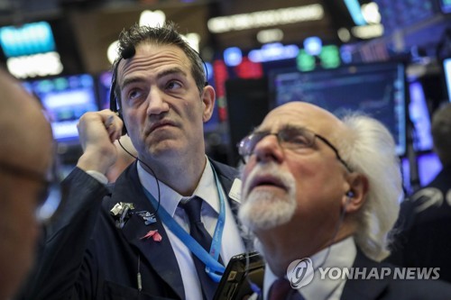어닝시즌 주목하는 뉴욕증시. 사진은 뉴욕 맨해튼의 뉴욕증권거래소(NYSE) 중개인들