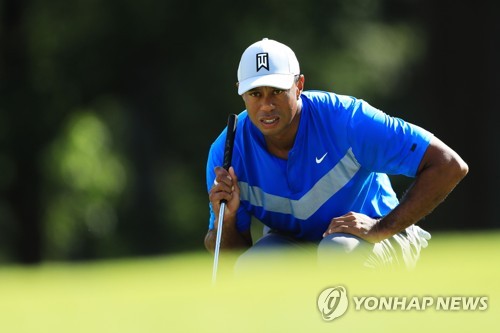 18번 홀 그린 살피는 우즈