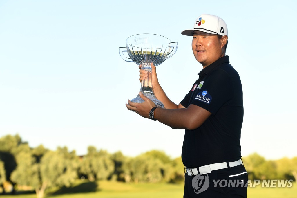 In this Getty Images photo, Im Sung-jae of South Korea holds the trophy after winning the Shriners Children's Open at TPC Summerlin in Las Vegas on Oct. 10, 2021. (Yonhap)