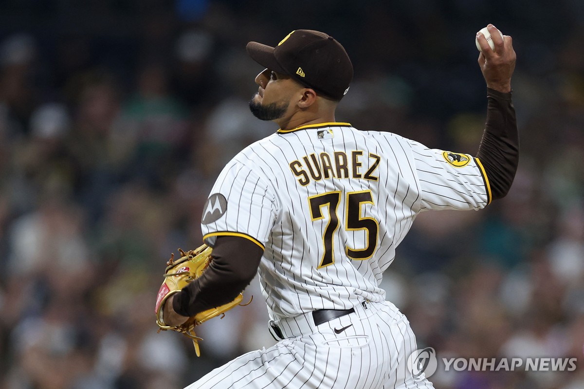 In this Getty Images file photo from Sept. 19, 2023, San Diego Padres reliever Robert Suarez pitches against the Colorado Rockies during a Major League Baseball regular season game at Petco Park in San Diego. (Yonhap)