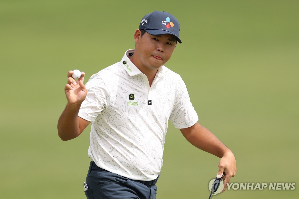 In this Getty Images file photo from Aug. 25, 2024, Kim Si-woo of South Korea reacts after making par on the third hole during the final round of the BMW Championship at Castle Pines Golf Club in Castle Rock, Colorado. (Yonhap)