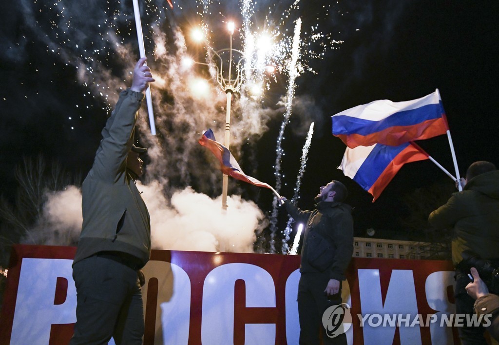 Donetsk residents celebrate signing decrees recognizing independence of Donetsk and Lugansk People's Republics