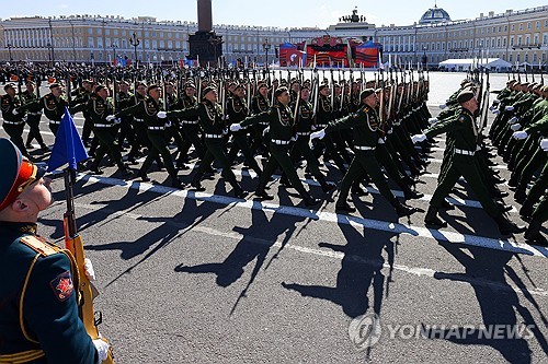 '무력 과시'…병력 9천여명 동원된 러시아 전승절 열병식