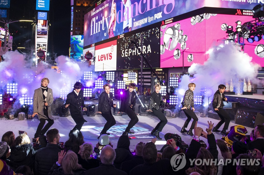 타임스스퀘어 새해맞이 무대에 오른 방탄소년탄(BTS)
