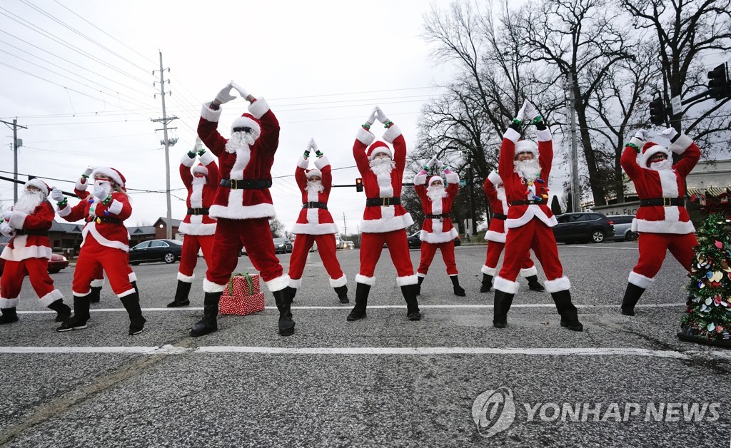 DANCING SANTAS