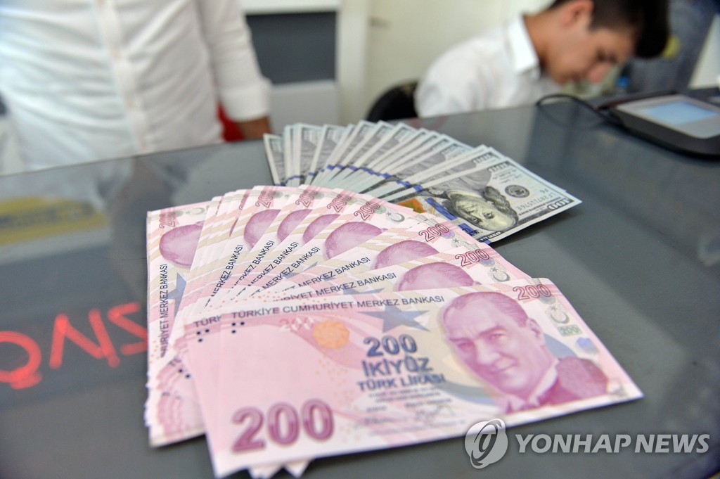 터키 앙카라의 한 환전소에 놓인 200리라 지폐와 100달러 지폐