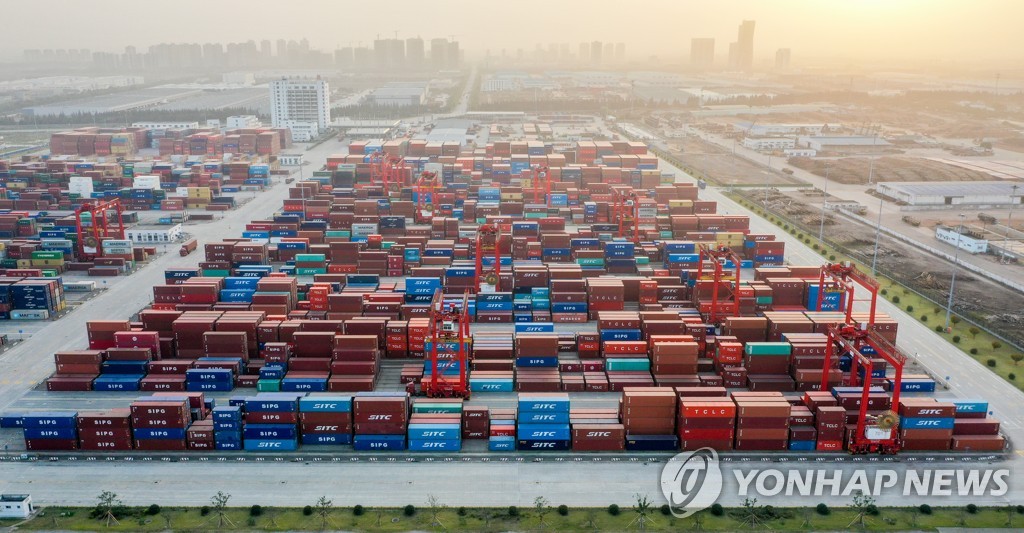 2019년 10월 30일 중국 장쑤성 쑤저우의 타이창 항에 쌓여 있는 컨테이너들. [신화=연합뉴스자료사진]