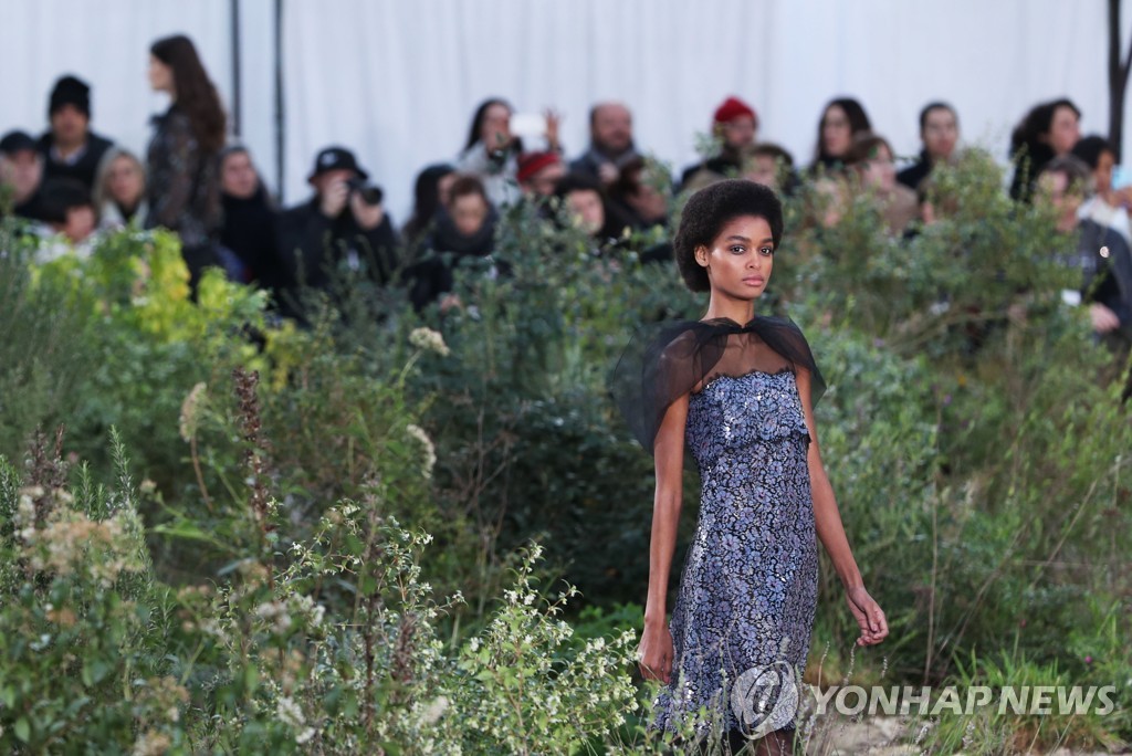 FRANCE-PARIS-FASHION WEEK-CHANEL-HAUTE COUTURE