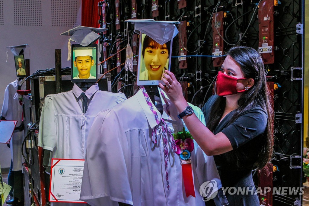 '졸업식에 등장한 로봇 학생들'…필리핀서 '사이버 졸업식' 열려