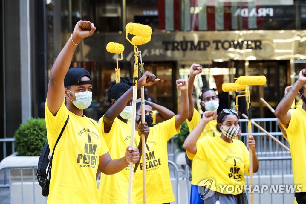 U.S.-NEW YORK-TRUMP TOWER-"BLACK LIVES MATTER"-MURAL