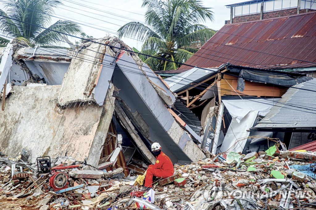 INDONESIA-MAMUJU-EARTHQUAKE-RESCUE